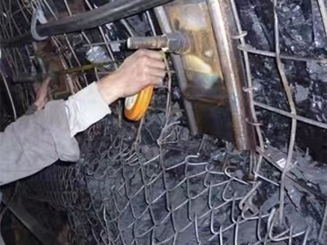 礦用編織軋花網(wǎng)圖片1